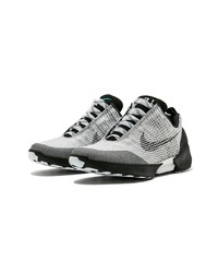 graue Sportschuhe von Nike