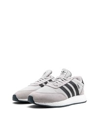 graue Sportschuhe von adidas