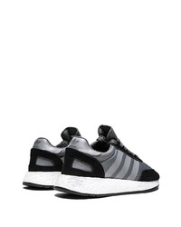 graue Sportschuhe von adidas