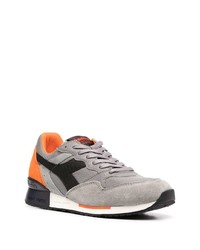 graue Sportschuhe von Diadora