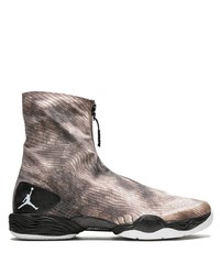 graue Sportschuhe von Jordan