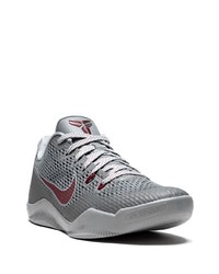 graue Sportschuhe von Nike