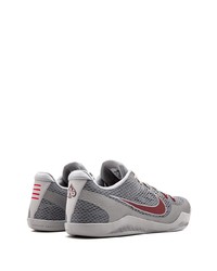 graue Sportschuhe von Nike