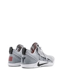 graue Sportschuhe von Nike