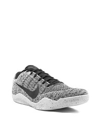 graue Sportschuhe von Nike