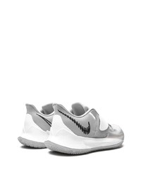 graue Sportschuhe von Nike