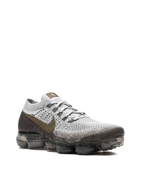 graue Sportschuhe von Nike