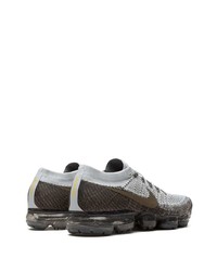 graue Sportschuhe von Nike