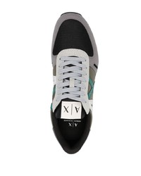 graue Sportschuhe von Armani Exchange