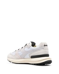 graue Sportschuhe von Diadora