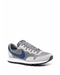 graue Sportschuhe von Nike