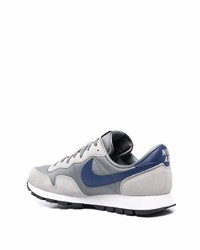 graue Sportschuhe von Nike