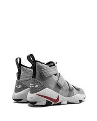 graue Sportschuhe von Nike