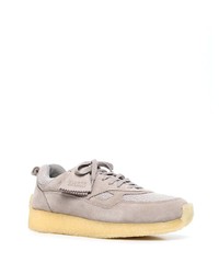 graue Sportschuhe von Clarks Originals