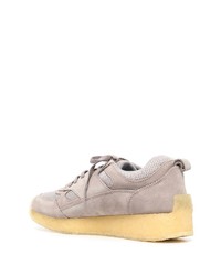 graue Sportschuhe von Clarks Originals