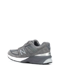 graue Sportschuhe von New Balance