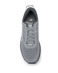 graue Sportschuhe von Hoka One One