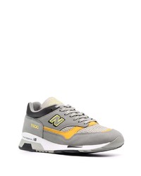 graue Sportschuhe von New Balance