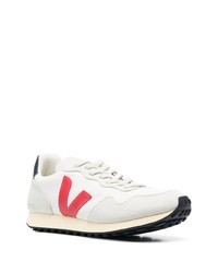 graue Sportschuhe von Veja