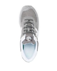 graue Sportschuhe von New Balance