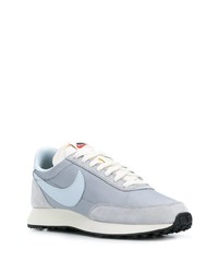 graue Sportschuhe von Nike