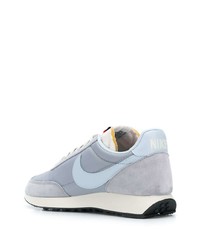 graue Sportschuhe von Nike