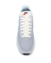 graue Sportschuhe von Nike