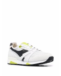 graue Sportschuhe von Diadora