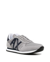 graue Sportschuhe von Armani Exchange