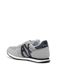 graue Sportschuhe von Armani Exchange