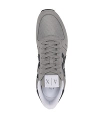 graue Sportschuhe von Armani Exchange