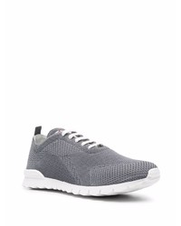 graue Sportschuhe von Kiton