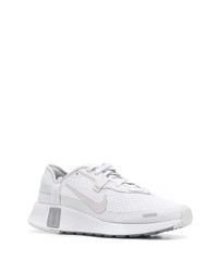 graue Sportschuhe von Nike