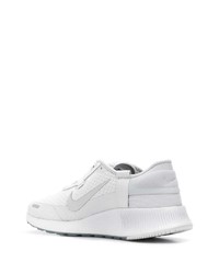 graue Sportschuhe von Nike