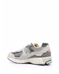 graue Sportschuhe von New Balance