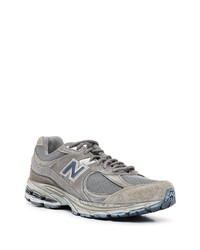 graue Sportschuhe von New Balance