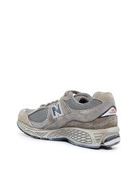 graue Sportschuhe von New Balance