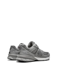 graue Sportschuhe von New Balance