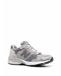 graue Sportschuhe von New Balance