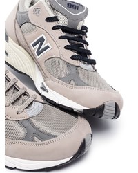 graue Sportschuhe von New Balance