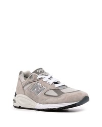 graue Sportschuhe von New Balance