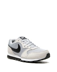 graue Sportschuhe von Nike