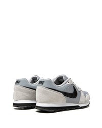 graue Sportschuhe von Nike