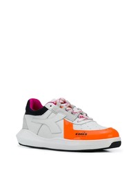 graue Sportschuhe von Diadora