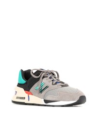 graue Sportschuhe von New Balance