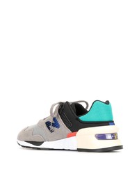 graue Sportschuhe von New Balance