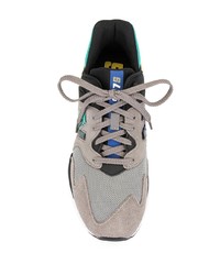 graue Sportschuhe von New Balance