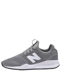 graue Sportschuhe von New Balance