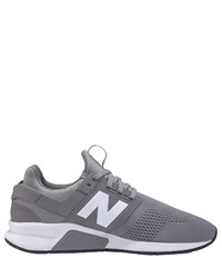 graue Sportschuhe von New Balance