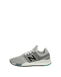 graue Sportschuhe von New Balance